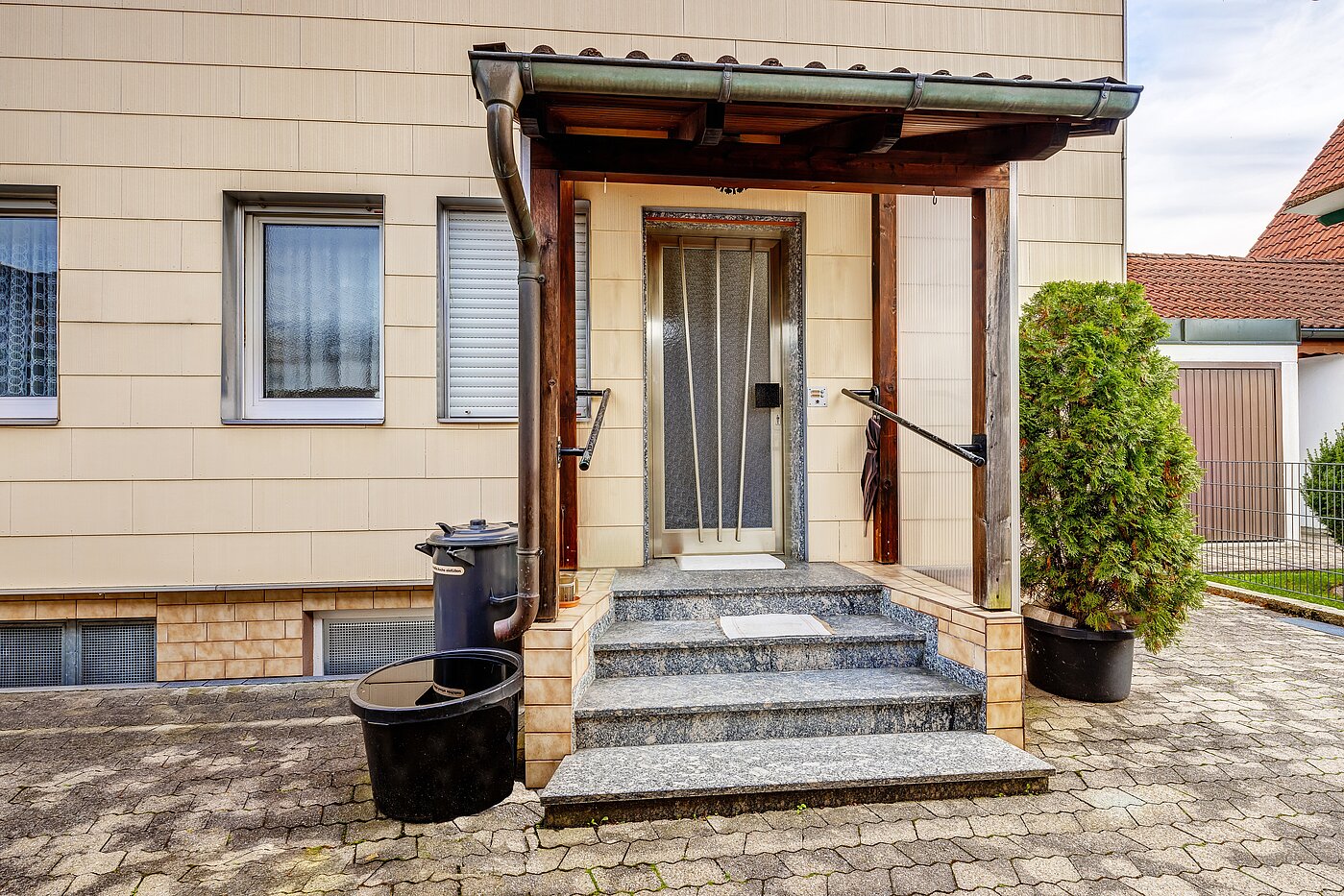 一戸建て 部屋数 6 部屋 | Unterschleißheim | 2209ML7 | Hauseingang