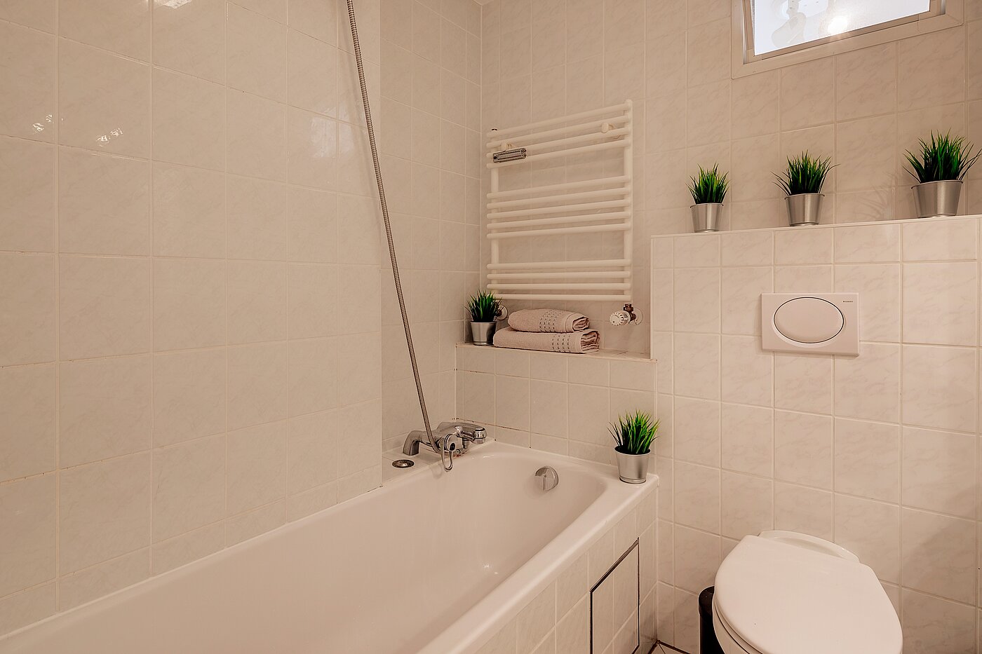 フラット 部屋数 2 部屋 | München-Schwabing | 70130 | ...mit Badewanne und Handtuchheizkörper