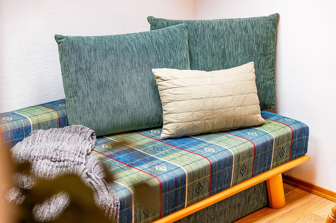 アティック・フラット（屋根裏） 部屋数 2 部屋 | Bad Wiessee | 70017 | Gemütliches Sofa