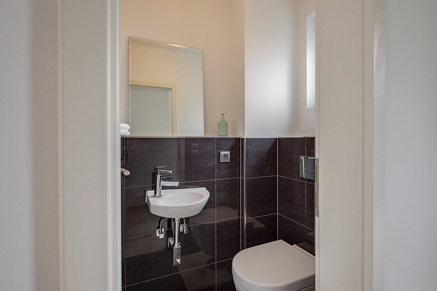 セミ・デタッチド・ハウス（一戸建てを二つに分けた家屋） 部屋数 5 部屋 | München-Aubing | 1905ML4 | Gäste-WC