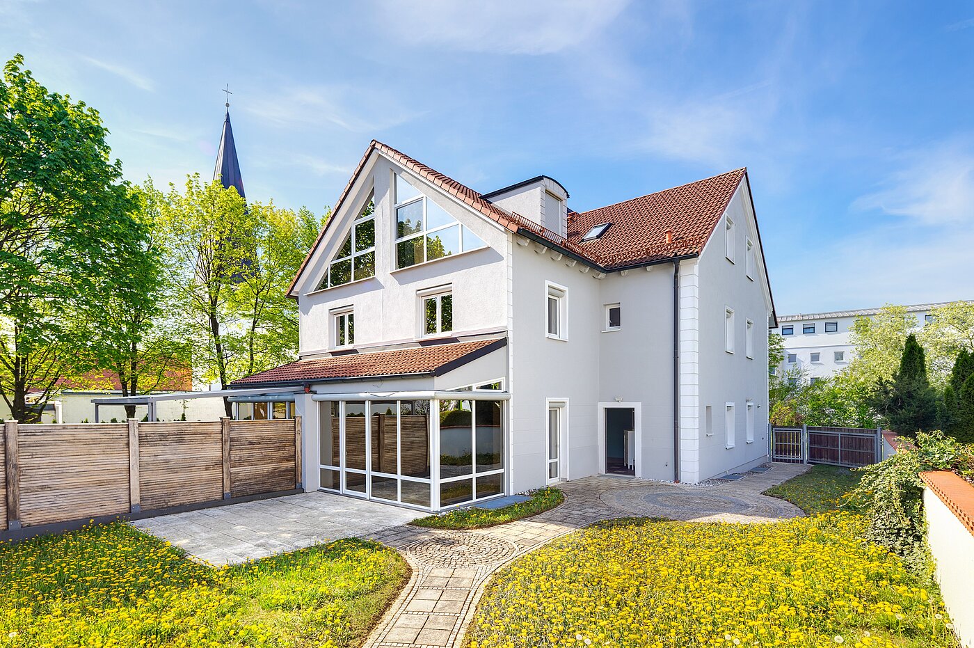 セミ・デタッチド・ハウス（一戸建てを二つに分けた家屋） 部屋数 6.5 部屋 | Unterschleißheim | 70122