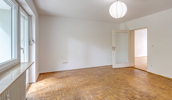 レイズド・グラウンドフロアー（一階が地表よりも高い） 部屋数 2.5 部屋 | München-Schwabing | 70441 | Wohnzimmer