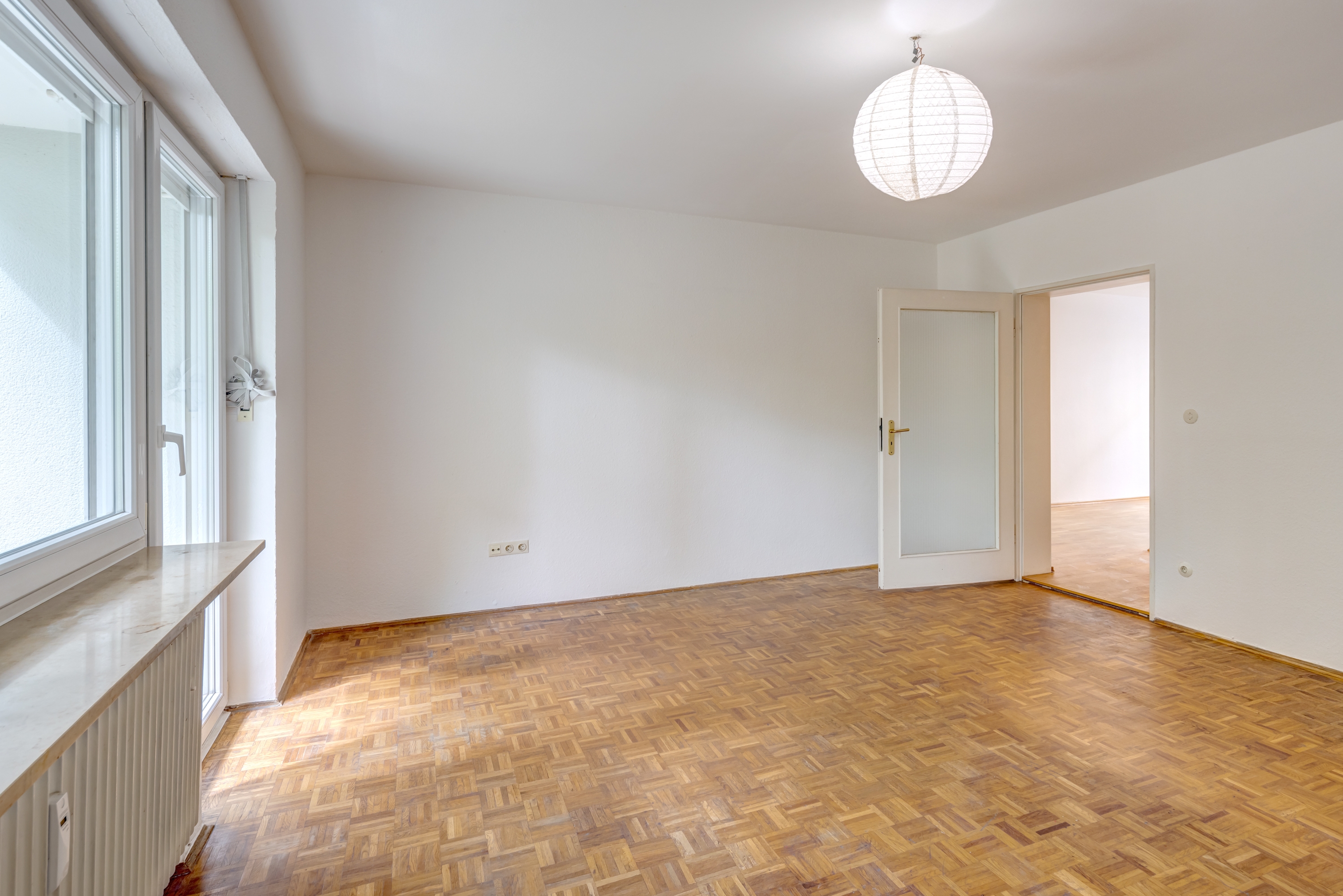 レイズド・グラウンドフロアー（一階が地表よりも高い） 部屋数 2.5 部屋 | München-Schwabing | 70441 | Wohnzimmer | Thumbnail