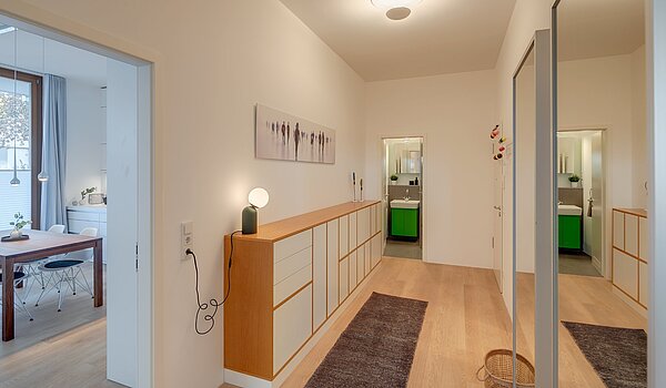 レイズド・グラウンドフロアー（一階が地表よりも高い） 部屋数 3 部屋 | München-Sendling | 2009ML8 | Diele mit maßgefertigtem...