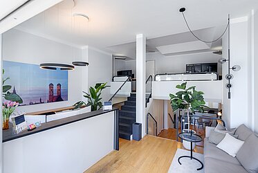 Maxvorstadt：ショーウィンドウ、スプリットレベル、テラスを備えた風格ある店舗兼オフィス