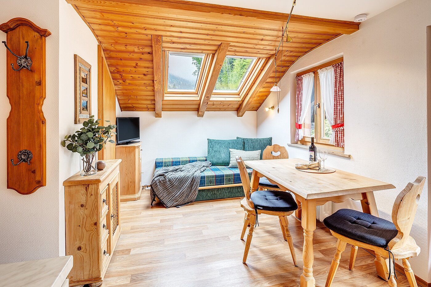 アティック・フラット（屋根裏） 部屋数 2 部屋 | Bad Wiessee | 70017 | Wohnen und Essen