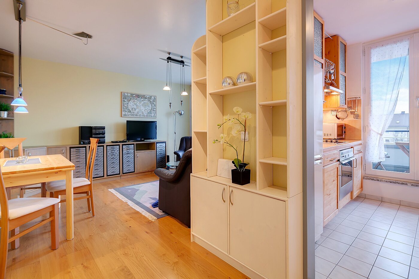 フラット 部屋数 2 部屋 | München-Sendling-Westpark | 2102ML6 | Blick Wohnen und Küche