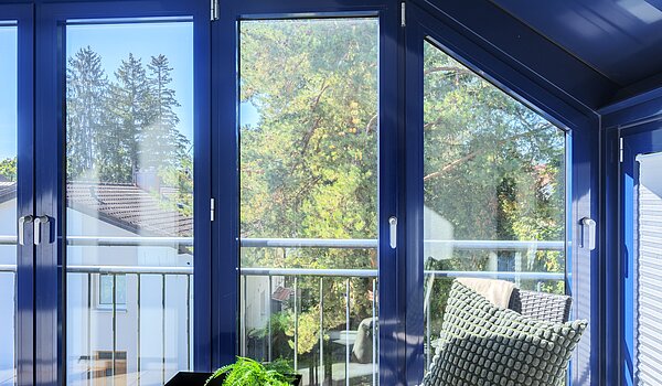 アティック・フラット（屋根裏） 部屋数 3 部屋 | 70501 | Einladender Wintergarten