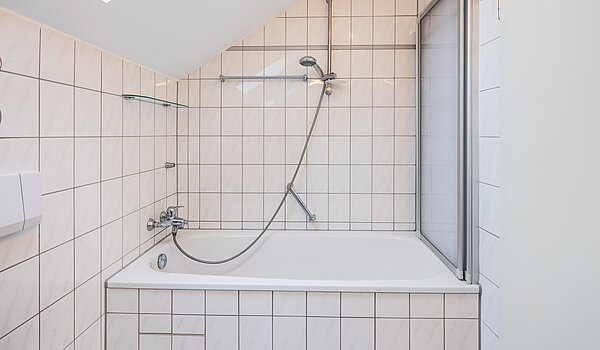 フラット 部屋数 2 部屋 | Poing | 70373 | ...Badewanne