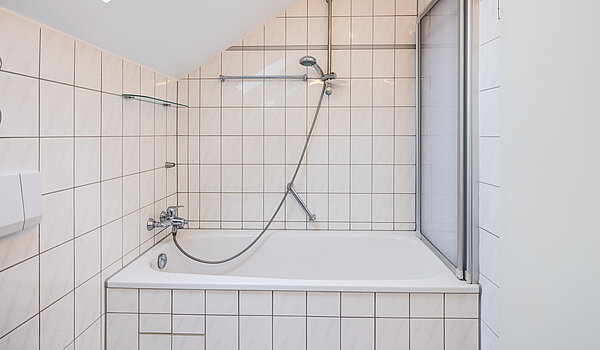 フラット 部屋数 2 部屋 | Poing | 70373 | ...Badewanne