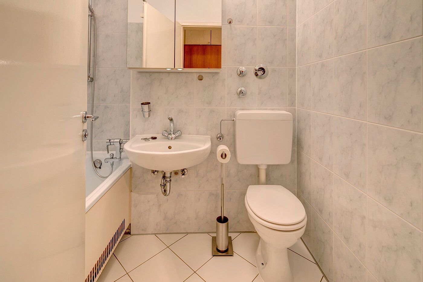 レイズド・グラウンドフロアー（一階が地表よりも高い） 部屋数 1 部屋 | München-Neuhausen | 1911ML10 | Bad