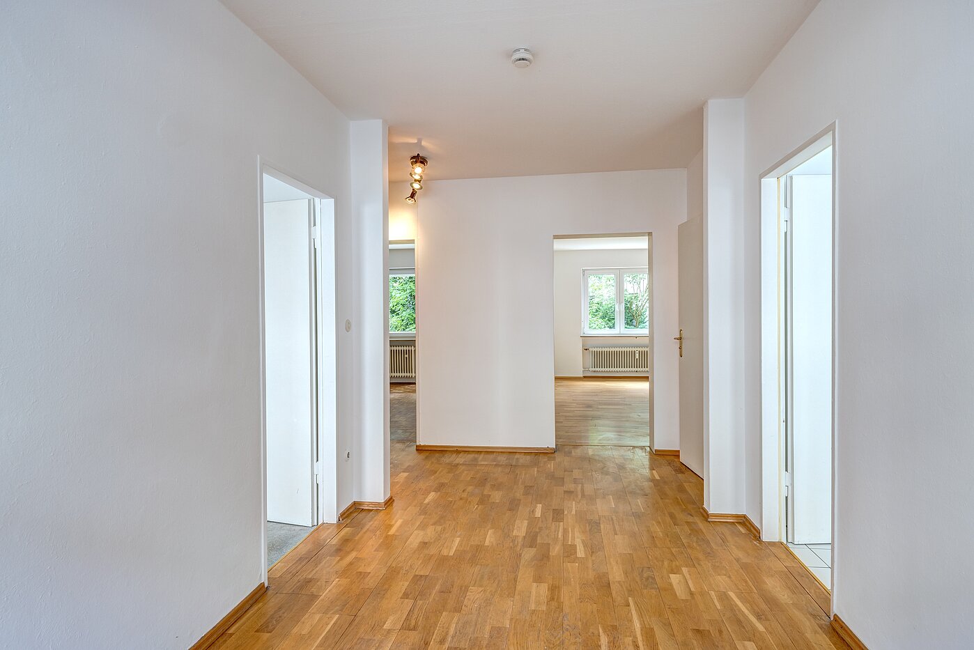 レイズド・グラウンドフロアー（一階が地表よりも高い） 部屋数 2.5 部屋 | München-Schwabing | 70441 | Flur