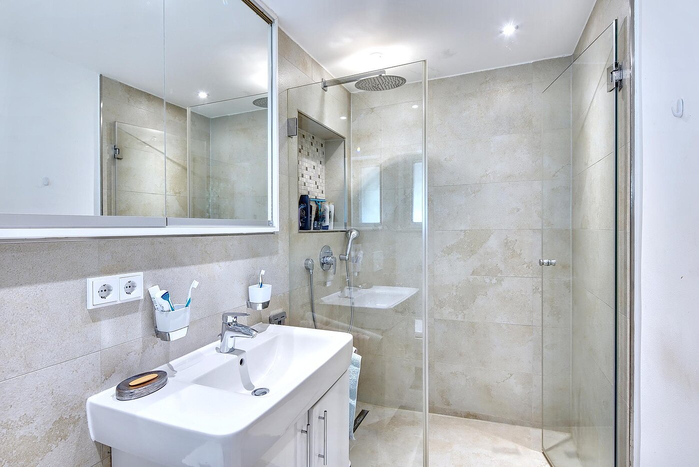 一戸建て 部屋数 8 部屋 | 70229 | Neues Bad mit Dusche...