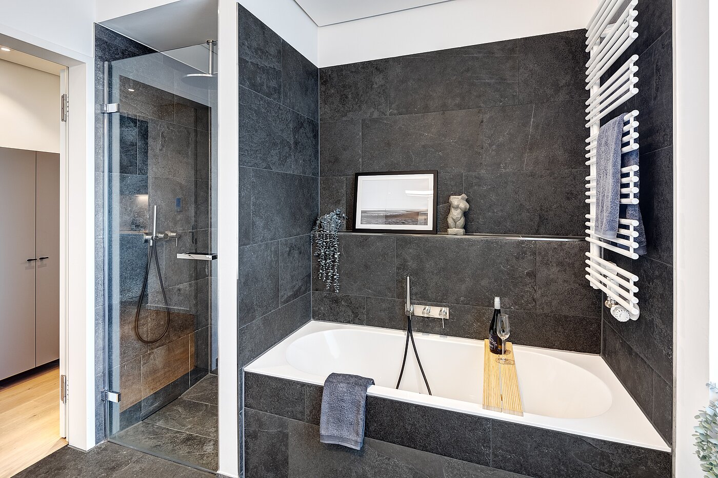 アティック・フラット（屋根裏） 部屋数 2 部屋 | München-Maxvorstadt | 701661 | ...Dusche und Badewanne.