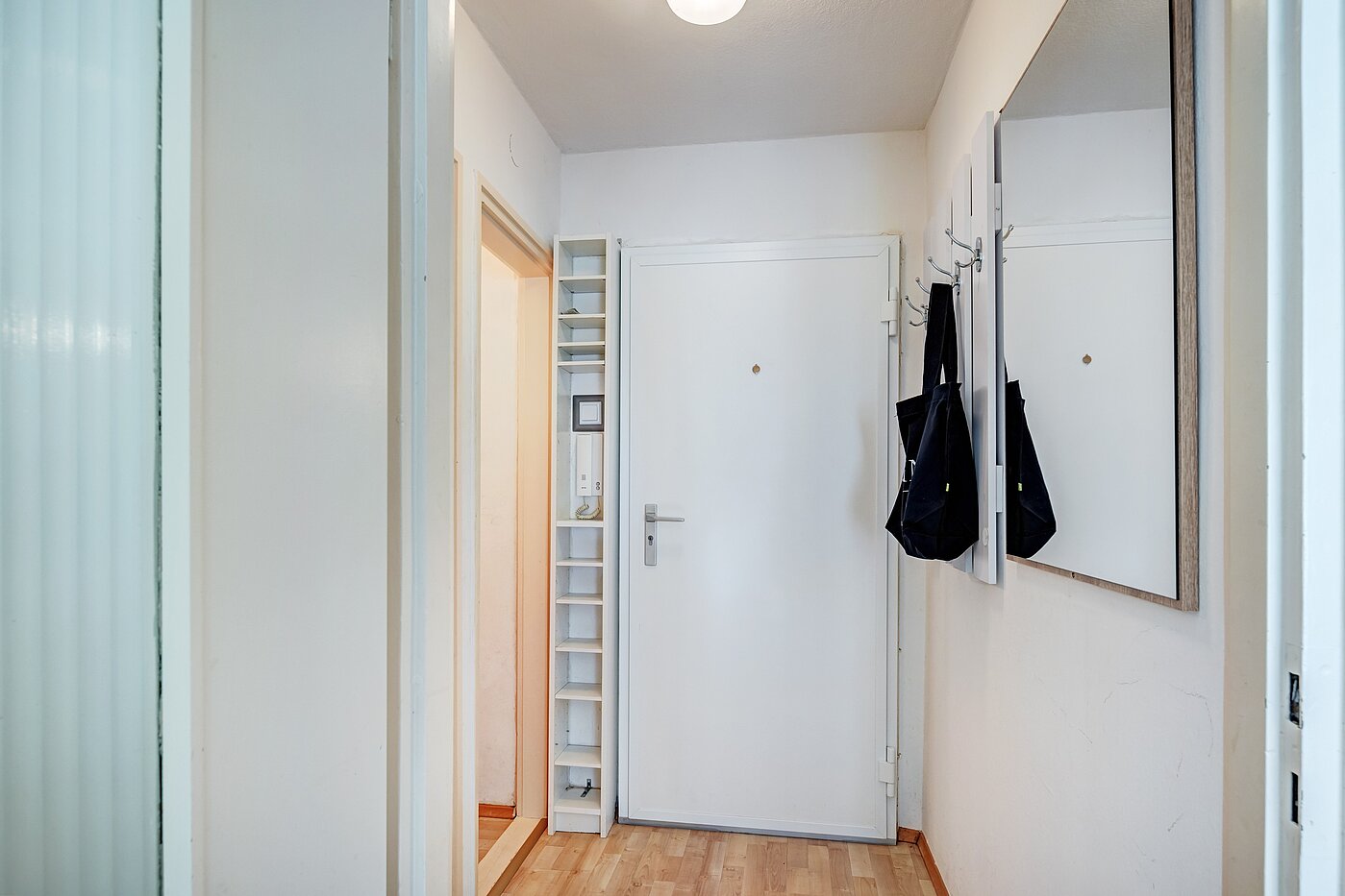 レイズド・グラウンドフロアー（一階が地表よりも高い） 部屋数 1 部屋 | München-Bogenhausen | 70301 | Blick zur Tür
