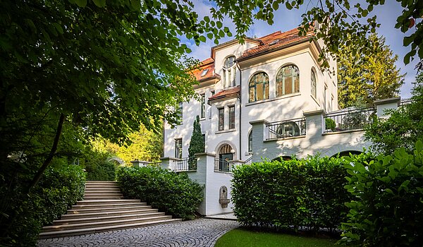 Villa 部屋数 9 部屋 | Reutlingen | 70231 | Hauptaufgang zur Villa