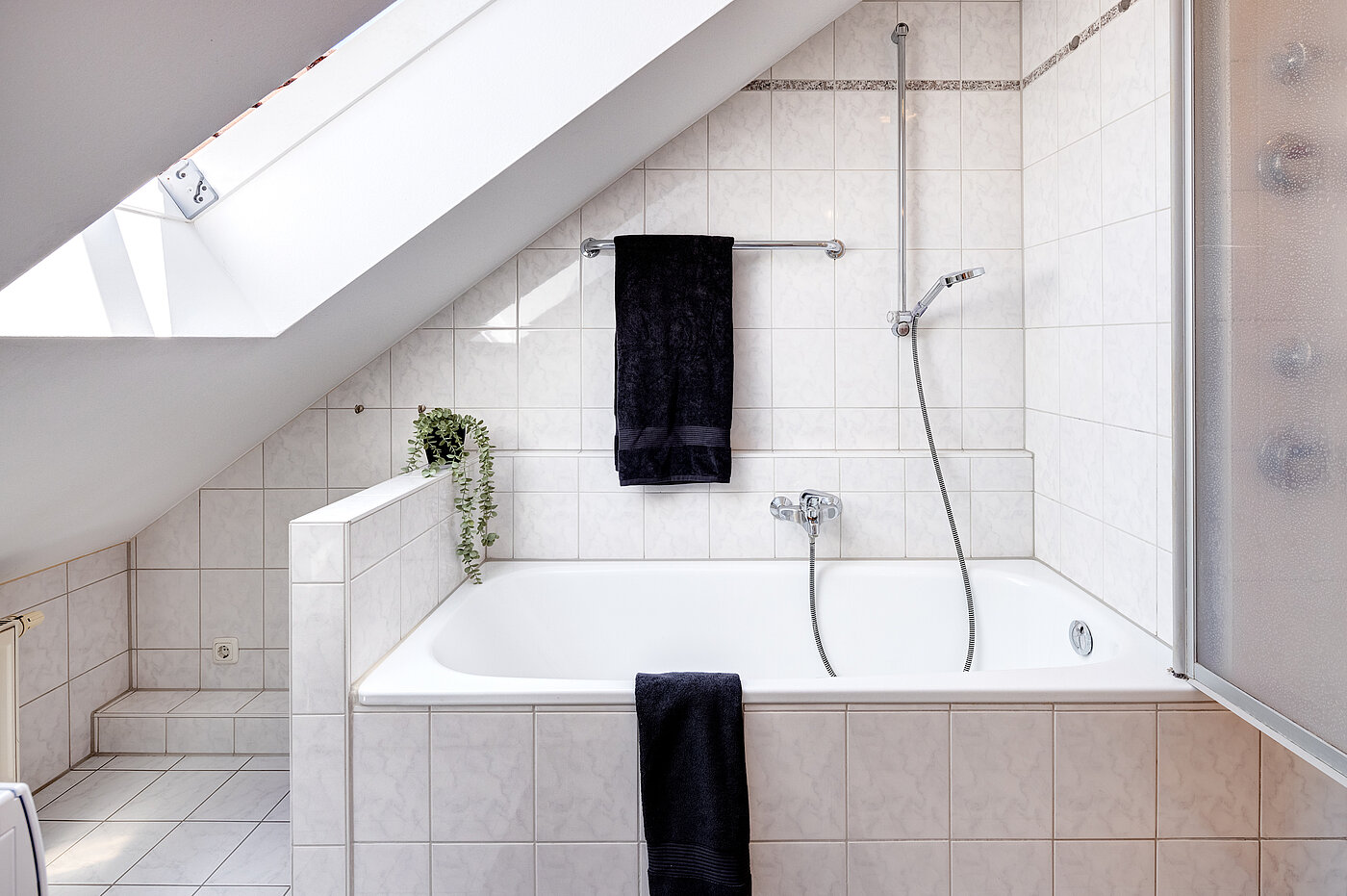 フラット 部屋数 2 部屋 | Unterschleißheim | 70138 | ...Fenster und Badewanne