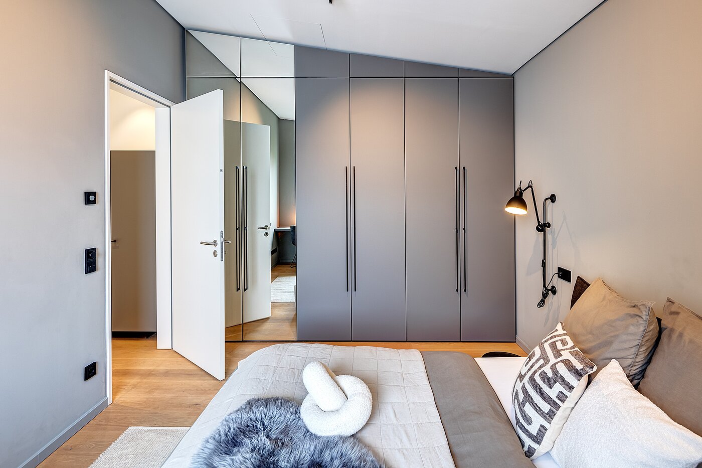 アティック・フラット（屋根裏） 部屋数 2 部屋 | München-Maxvorstadt | 701661 | Einbauschränke