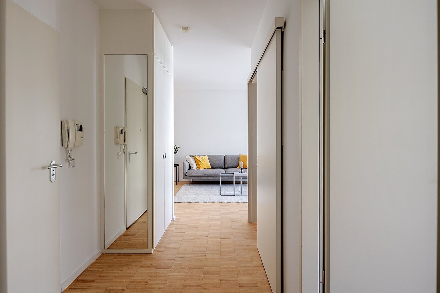 フラット 部屋数 2 部屋 | München-Thalkirchen | 2107ML2 | ...und Blick ins Wohnzimmer