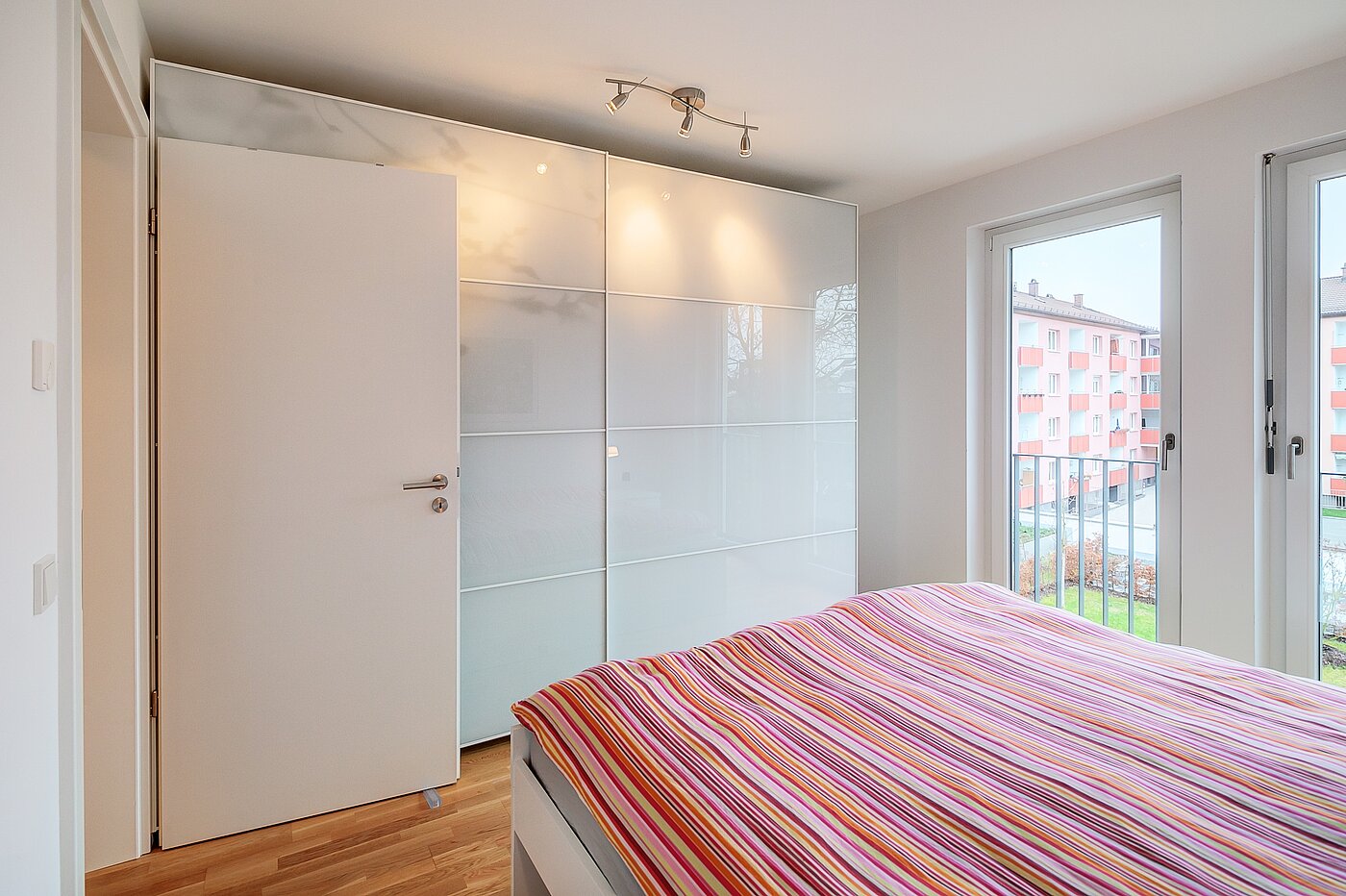 フラット 部屋数 3 部屋 | München-Moosach | 70164 | ...mit großen Fensterfronten