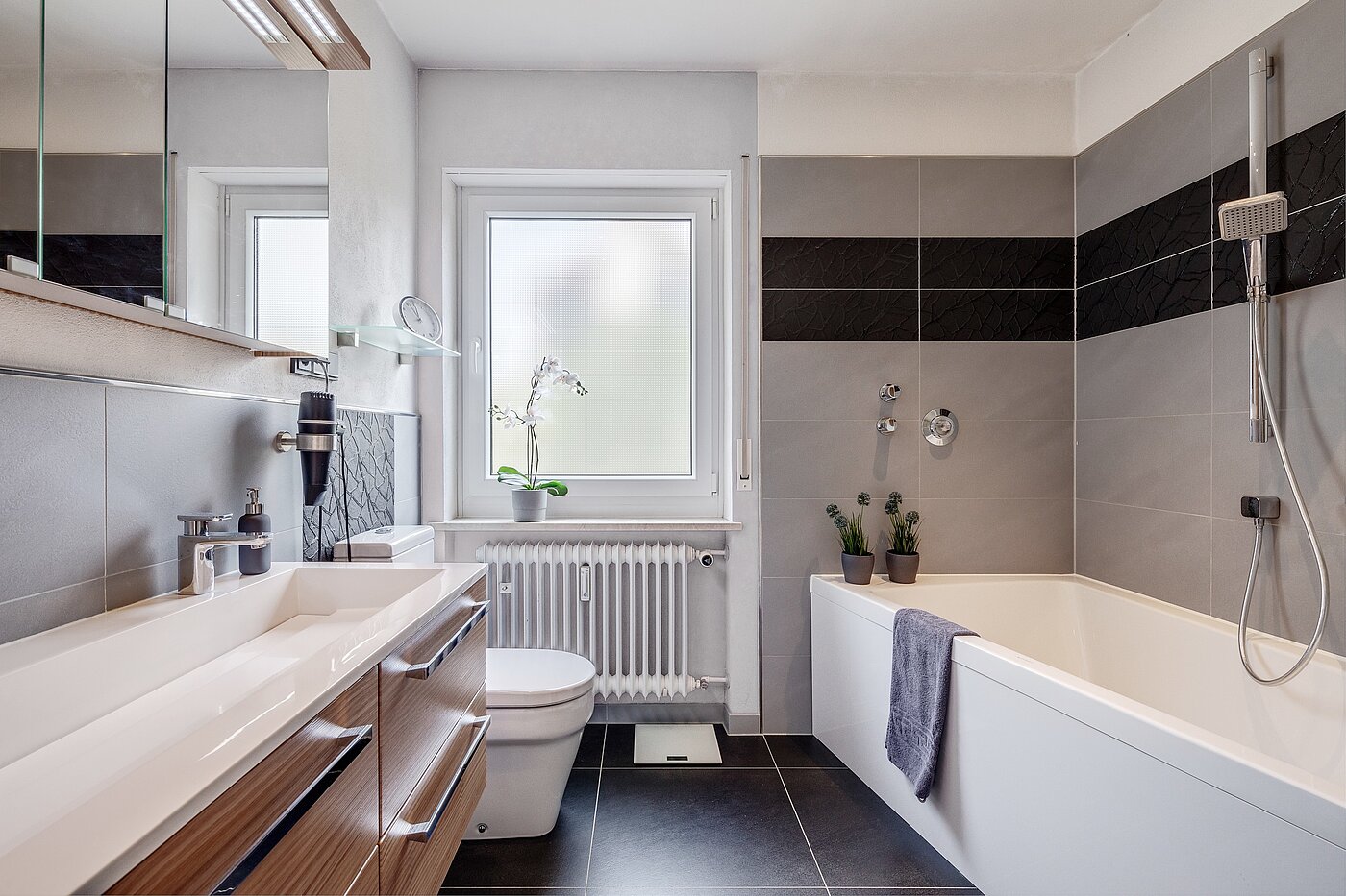 アティック・フラット（屋根裏） 部屋数 3 部屋 | Karlsfeld | 70217 | Modernes Tageslichtbad...