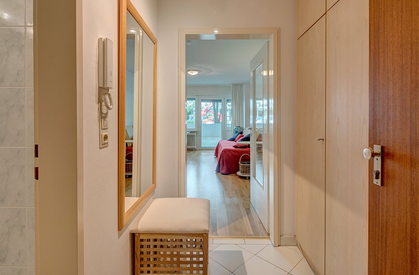 レイズド・グラウンドフロアー（一階が地表よりも高い） 部屋数 1 部屋 | München-Neuhausen | 1911ML10 | Geräumige Diele