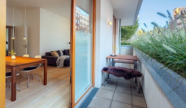 レイズド・グラウンドフロアー（一階が地表よりも高い） 部屋数 3 部屋 | München-Sendling | 2009ML8 | ...und Zugang zum Balkon