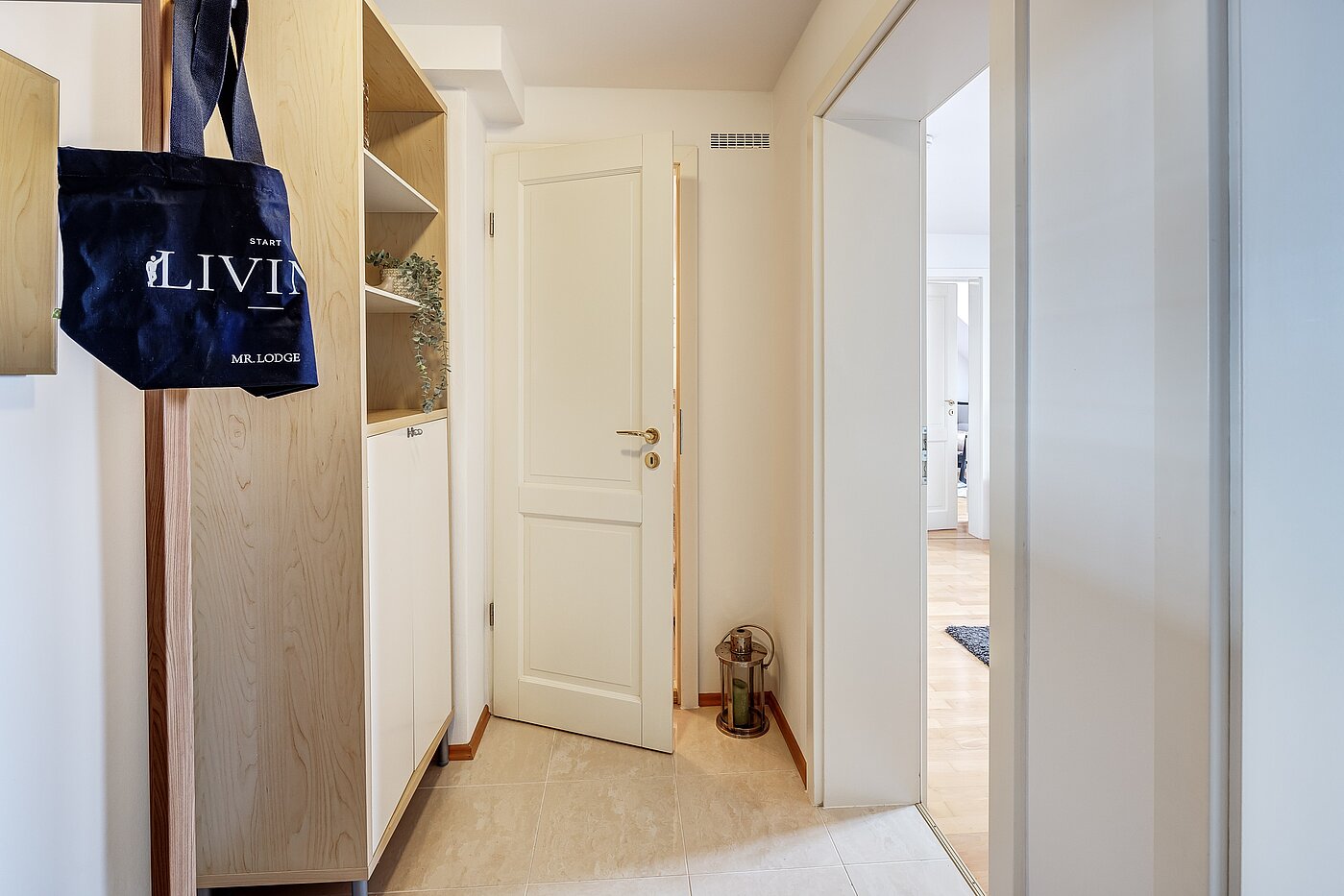 アティック・フラット（屋根裏） 部屋数 2 部屋 | München-Au | 2209ML3 | Flur Blickrichtung Bad