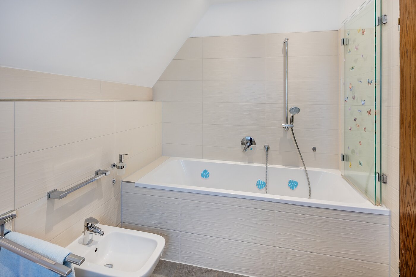 一戸建て 部屋数 8 部屋 | 70229 | ...mit Badewanne...