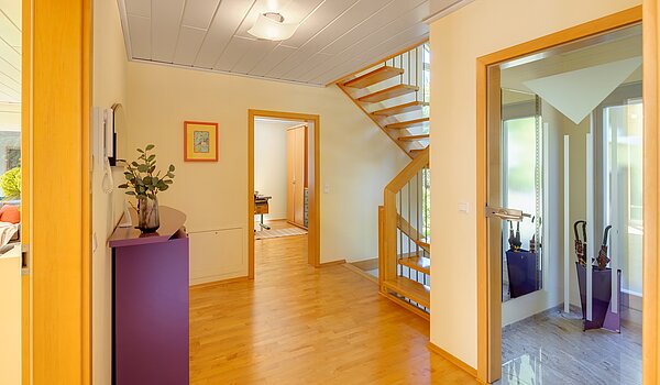 一戸建て 部屋数 5 部屋 | Icking | 70438 | Foyer mit Treppe