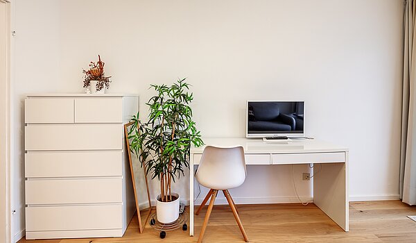フラット 部屋数 1 部屋 | München-Schwabing | 70475 | ... und kleinem Schreibtisch