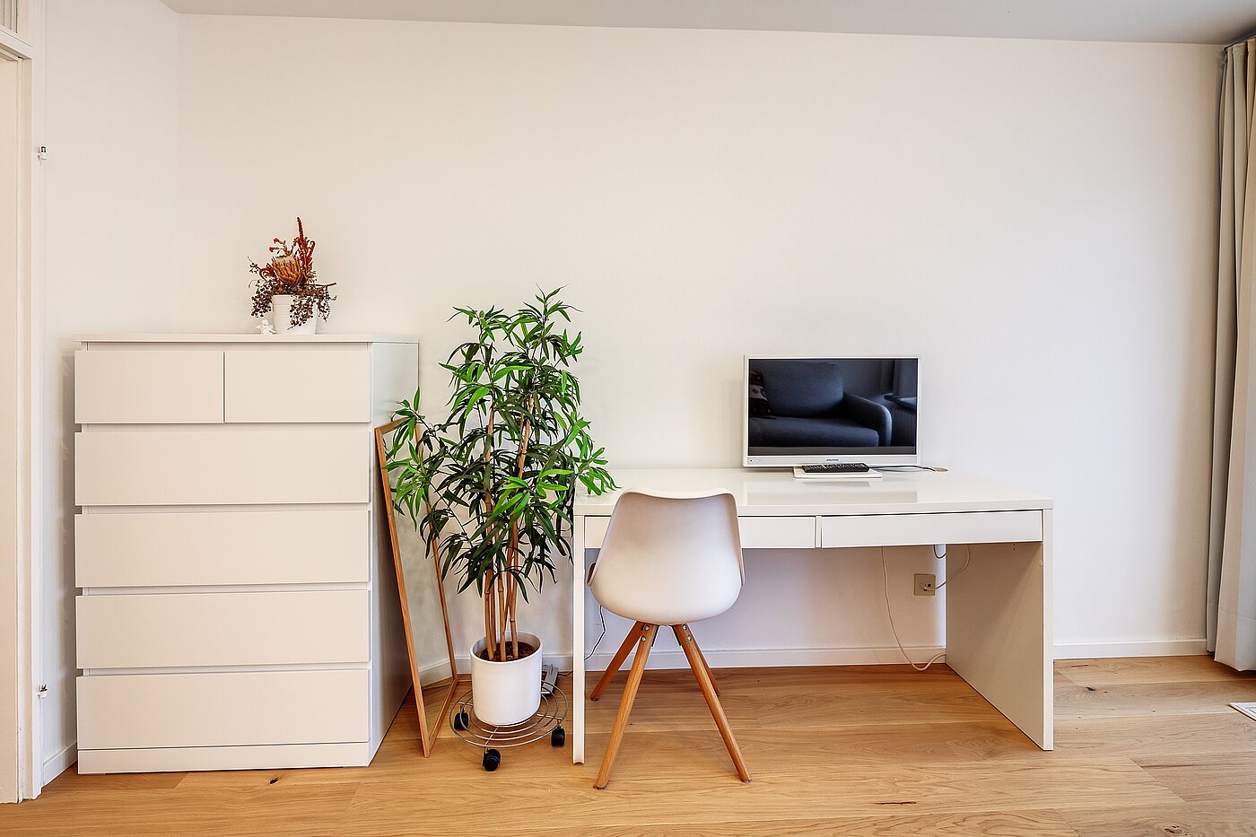 フラット 部屋数 1 部屋 | München-Schwabing | 70475 | ... und kleinem Schreibtisch