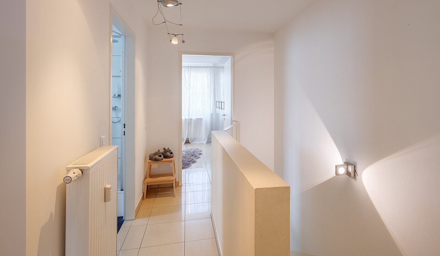 セミ・デタッチド・ハウス（一戸建てを二つに分けた家屋） 部屋数 5 部屋 | Unterföhring | 70119 | ...nach oben