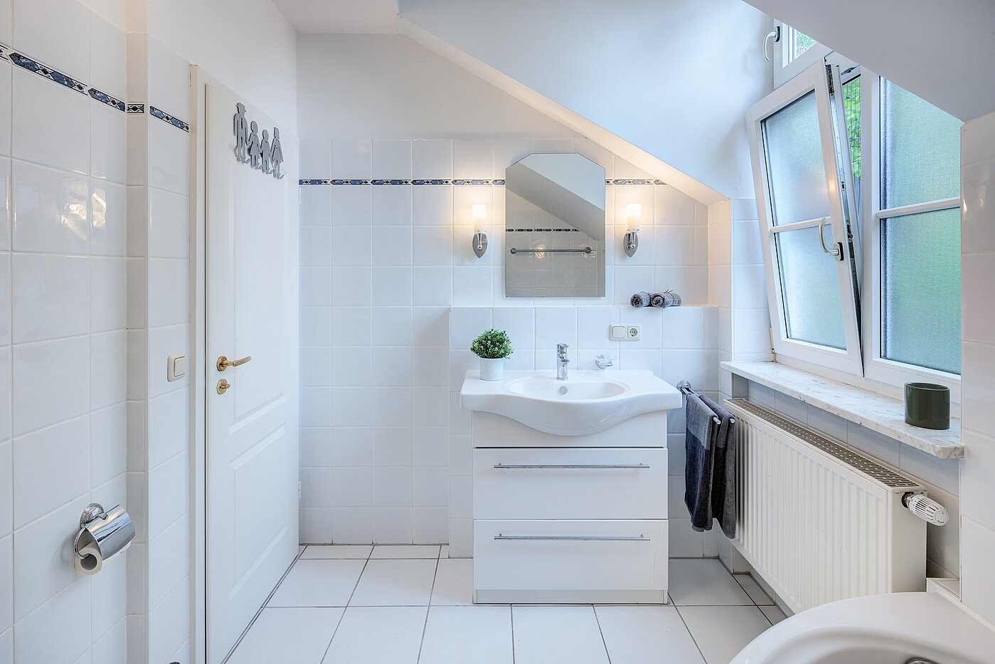 セミ・デタッチド・ハウス（一戸建てを二つに分けた家屋） 部屋数 5 部屋 | München-Trudering | 70269 | Waschtisch