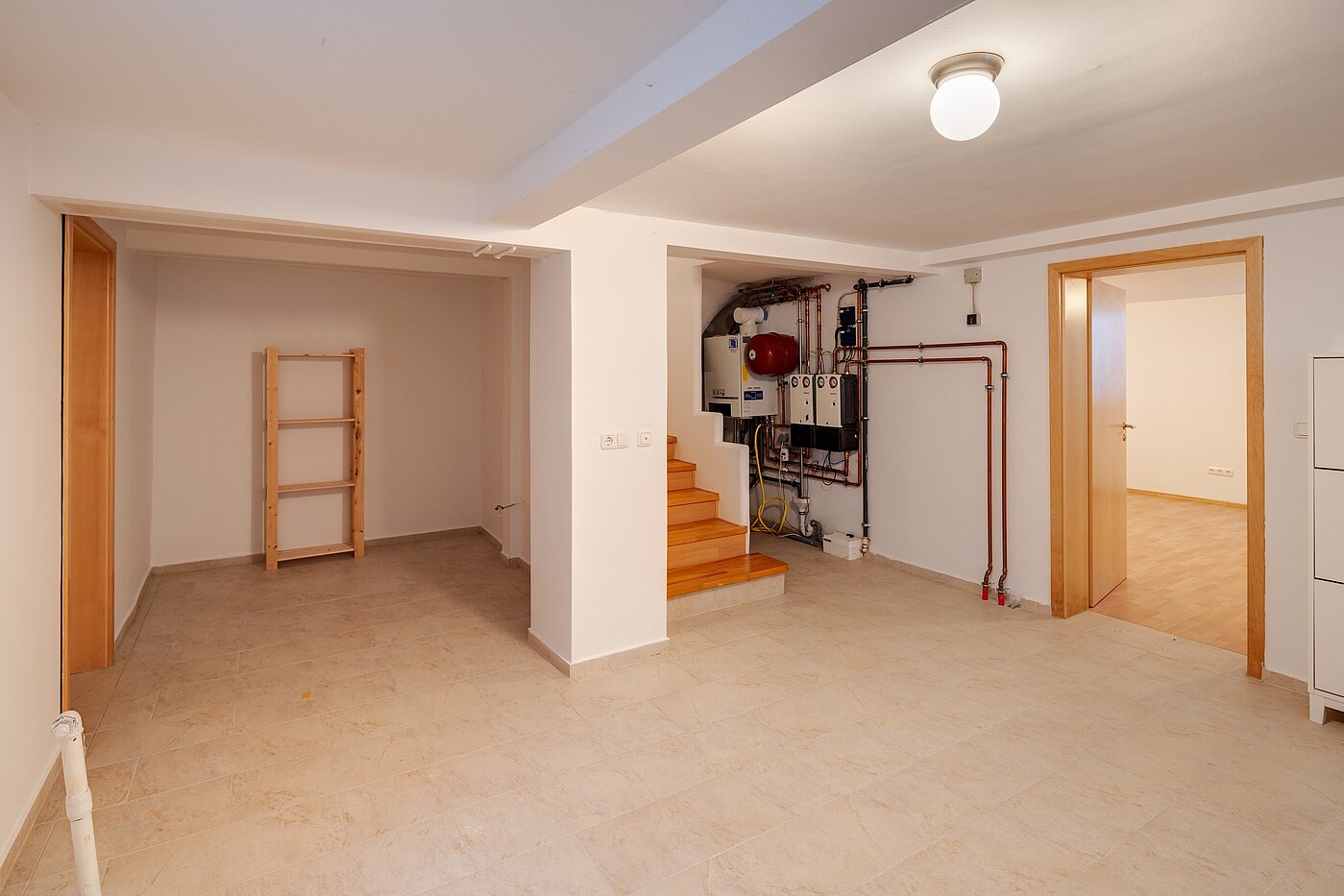 セミ・デタッチド・ハウス（一戸建てを二つに分けた家屋） 部屋数 6.5 部屋 | Unterschleißheim | 70122 | Großer Kellerraum mit Platz für die...