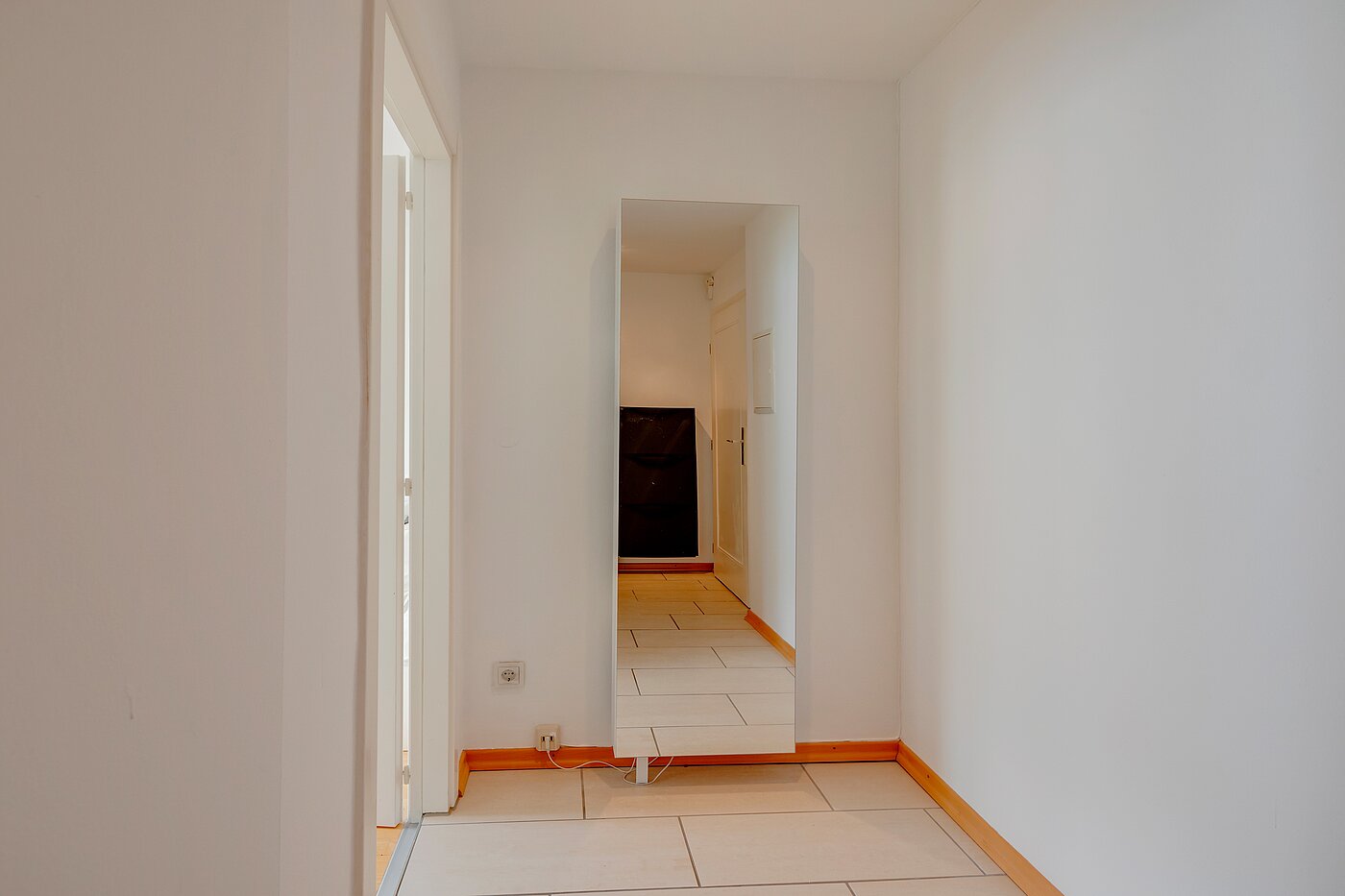 フラット 部屋数 2 部屋 | München-Schwabing | 70130 | Diele Blickrichtung Wohnzimmer