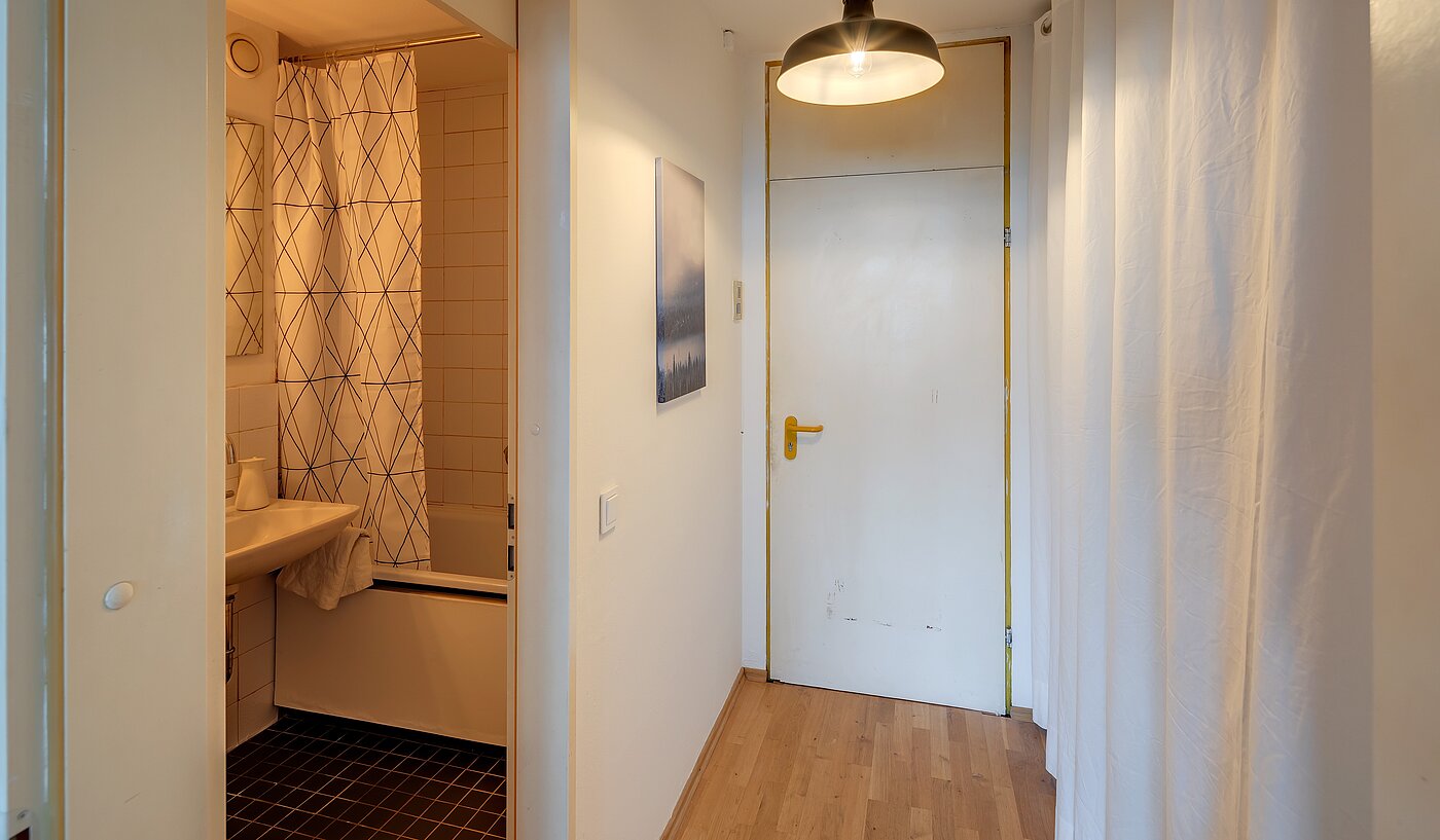 フラット 部屋数 1 部屋 | München-Au | 2211ML1 | Eingangsbereich mit Blick ins Bad