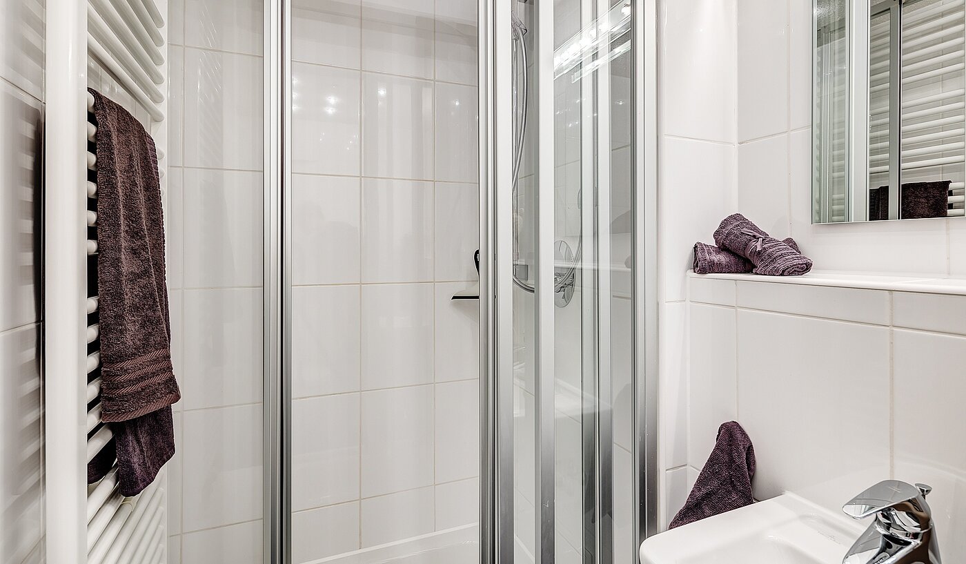 フラット 部屋数 3 部屋 | München-Laim | 2206ML2 | Dusche mit Handtuchheizkörper