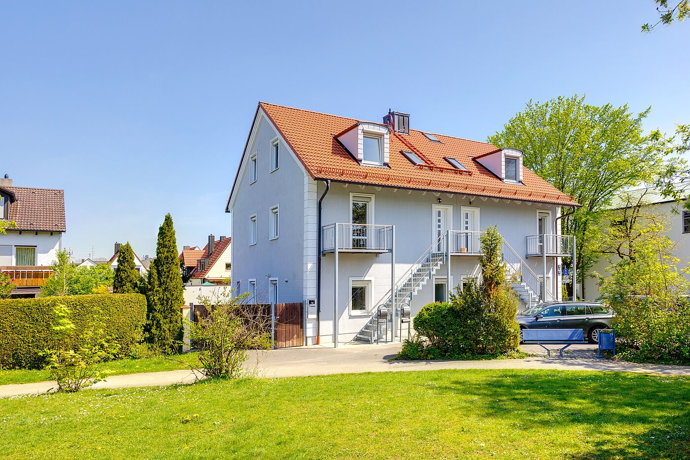 セミ・デタッチド・ハウス（一戸建てを二つに分けた家屋） 部屋数 6.5 部屋 | Unterschleißheim | 70122 | Ansicht von der Alleestraße