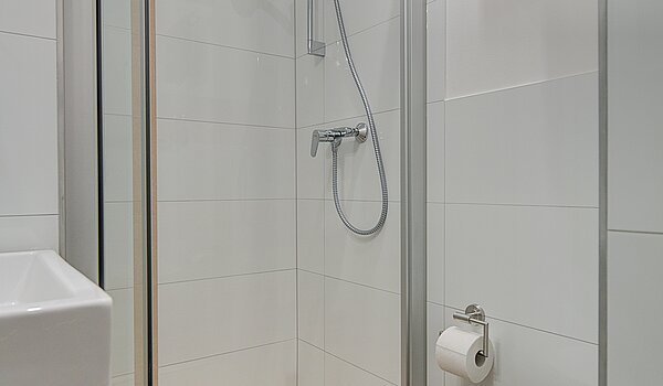 フラット 部屋数 4 部屋 | München-Neuhausen | 70471 | Weiß gefliestes Badezimmer...