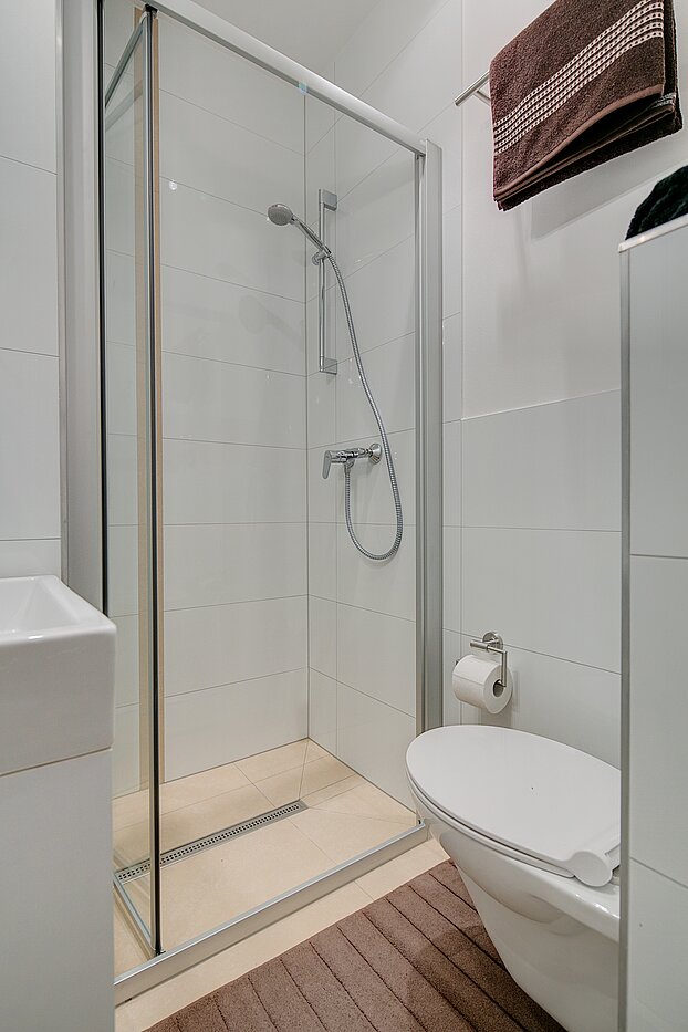 フラット 部屋数 4 部屋 | München-Neuhausen | 70471 | Weiß gefliestes Badezimmer...