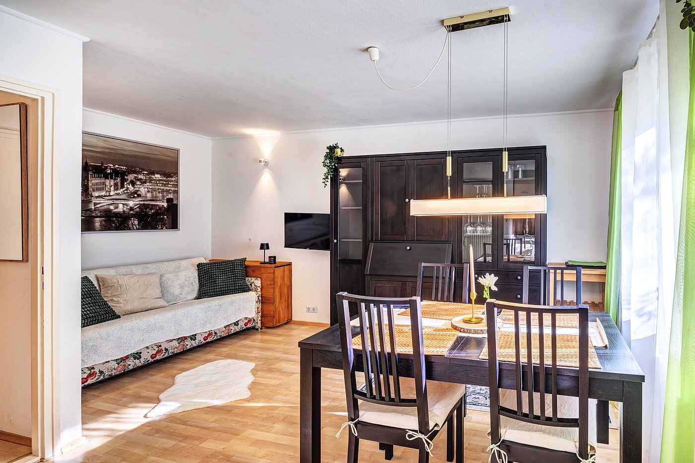 レイズド・グラウンドフロアー（一階が地表よりも高い） 部屋数 1 部屋 | München-Bogenhausen | 70301 | Wohnbereich