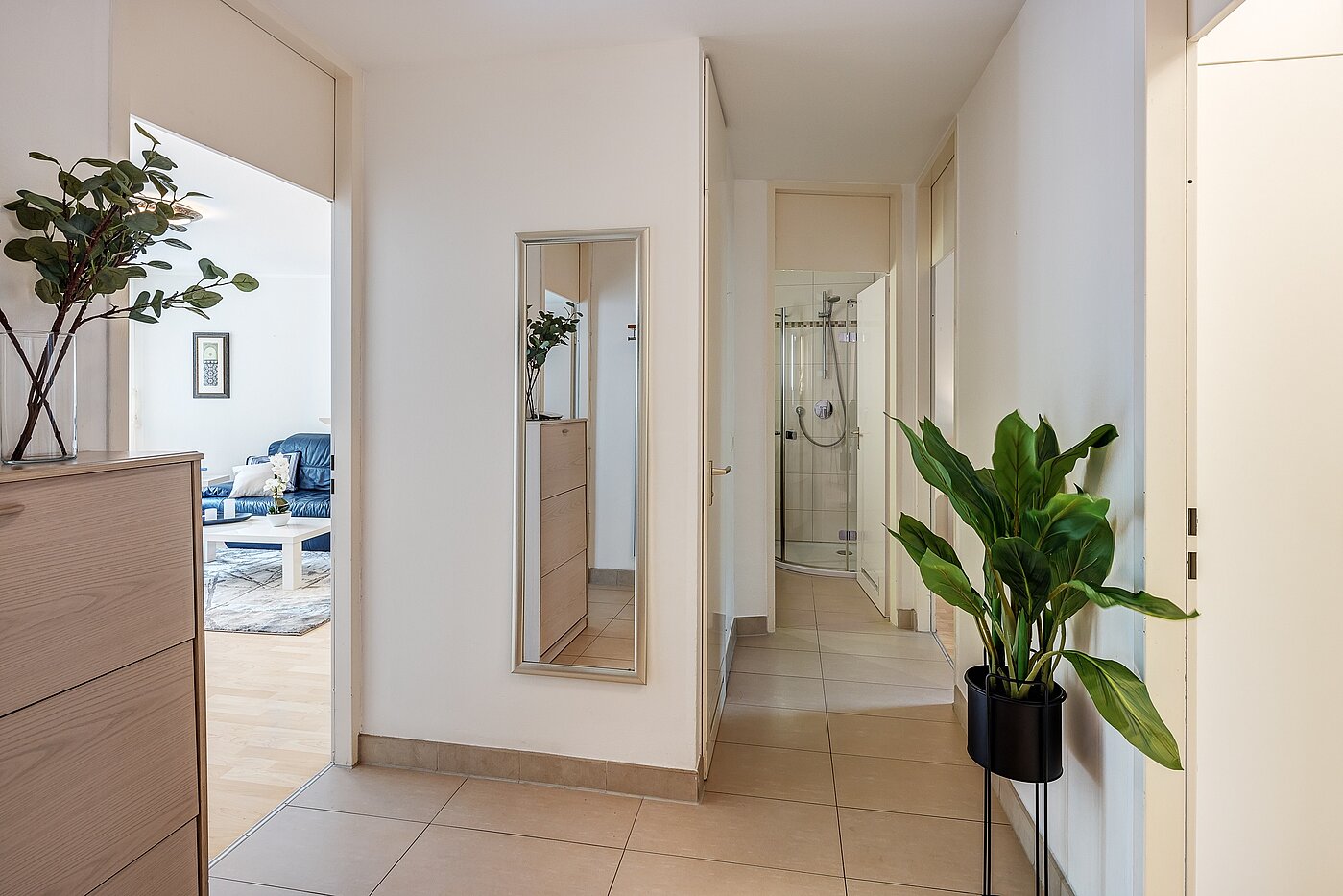 フラット 部屋数 2.5 部屋 | München-Nymphenburg | 2204ML61 | ...mit Blickrichtung WC, Bad und Schlafzimmer