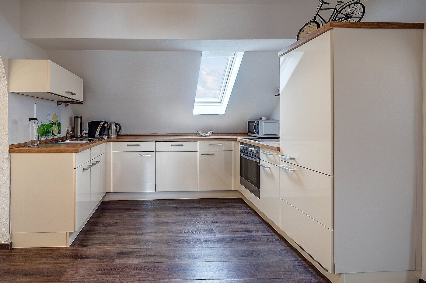アティック・フラット（屋根裏） 部屋数 3 部屋 | München-Hasenbergl | 1803ML5 | Schöne Einbauküche