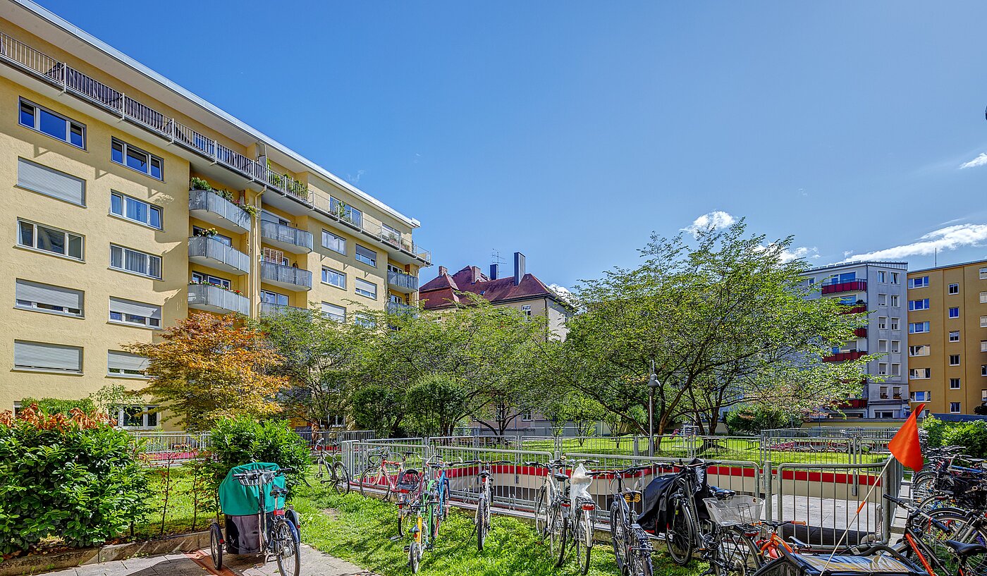 Apartment 部屋数 1 部屋 | München-Schwabing | 70198 | ...Innenhof im Sommer