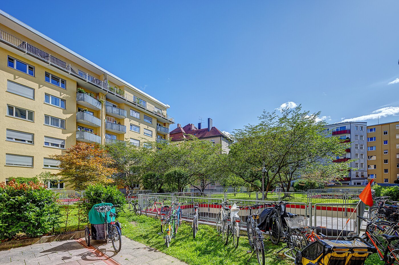 Apartment 部屋数 1 部屋 | München-Schwabing | 70198 | ...Innenhof im Sommer