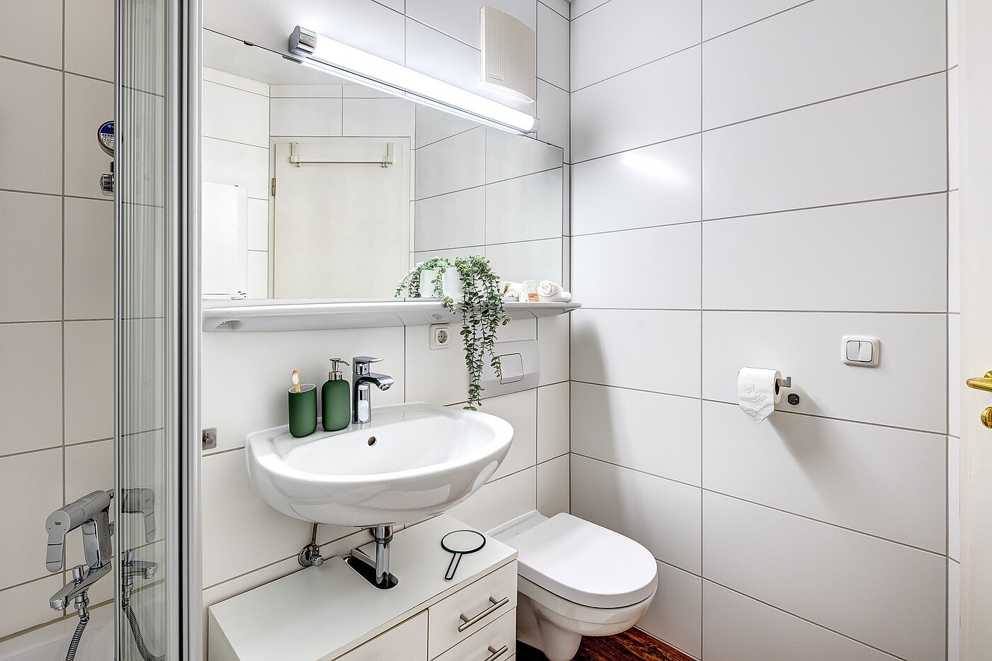 フラット 部屋数 2 部屋 | München-Schwabing | 2205ML71 | ...mit großem Spiegel