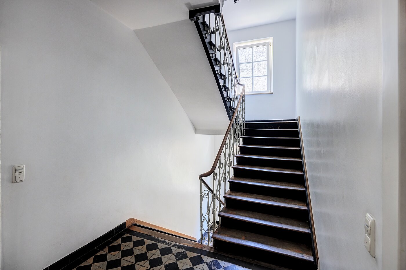 フラット 部屋数 1.5 部屋 | München-Neuhausen | 70473 | Stilvolles Treppenhaus