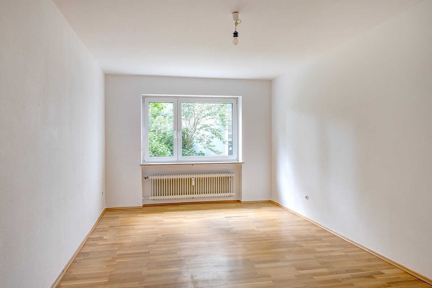 レイズド・グラウンドフロアー（一階が地表よりも高い） 部屋数 2.5 部屋 | München-Schwabing | 70441 | Schlafzimmer