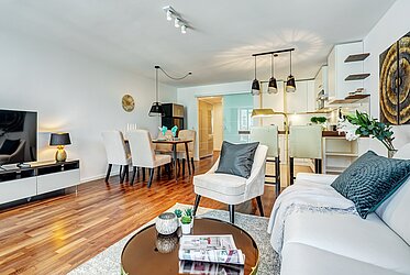 Schwabing: バルコニーとコンサバトリー付きの高級2ルームフラット。